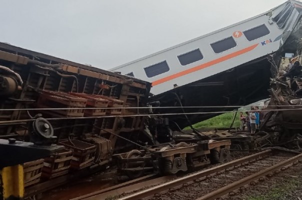 Tabrakan Kereta Api Kronologi dan Dampak Terhadap Transportasi