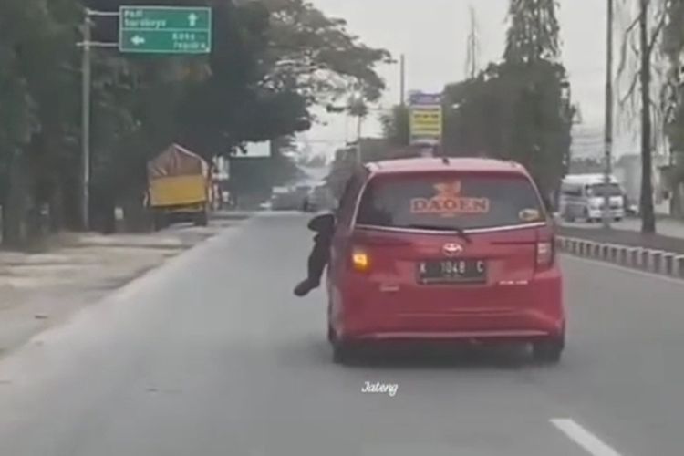 Viral Video Polisi Tersangkut di Kap Mobil yang Ugal-ugalan